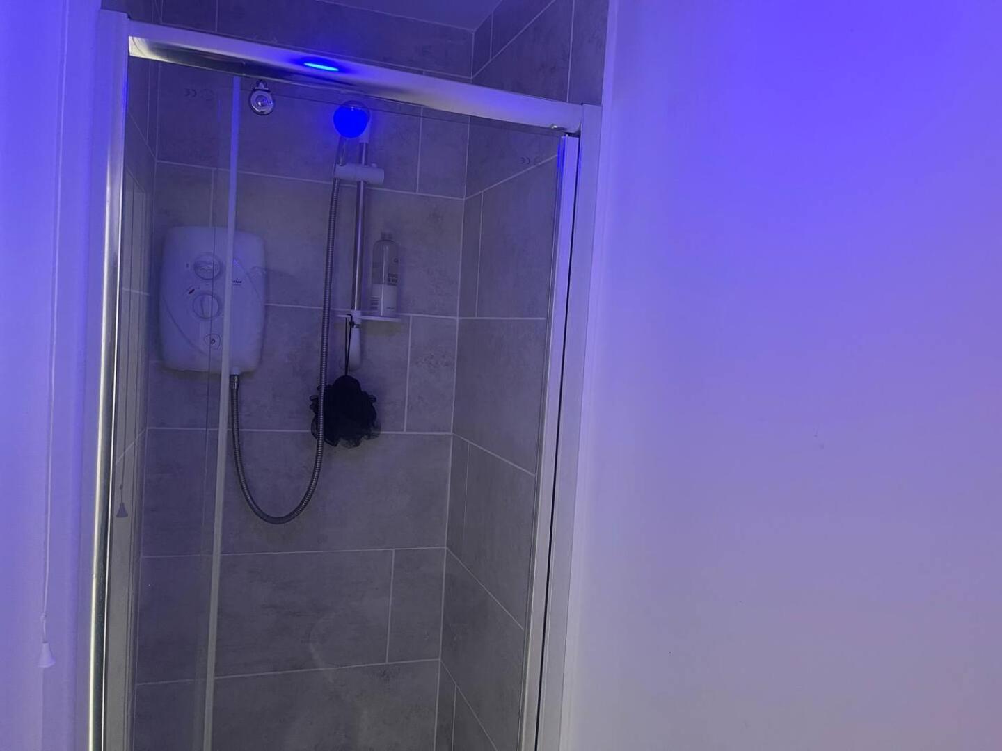 Stylish 1-Bed Apt - Sleeps 4 - Parking - Wifi Manchester Dış mekan fotoğraf